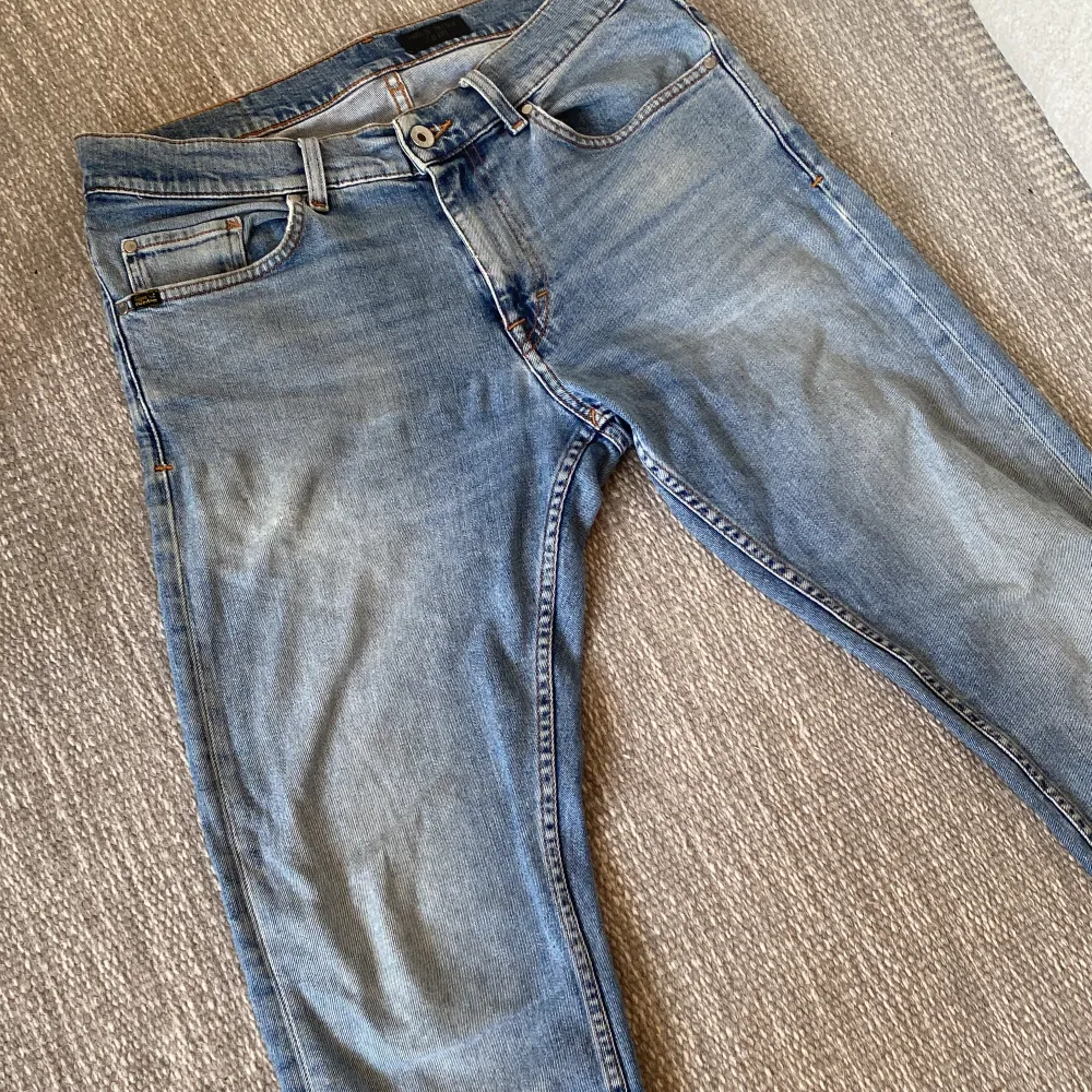 Säljer ett par Tiger of Sweden jeans slim fit i modellen ”Evolve” | Storlek 31/34 | Jeansen är i gott skick, inga defekter | Nypris: 1700kr, Vårt pris: 399kr | Hör av er vid frågor eller funderingar . Jeans & Byxor.