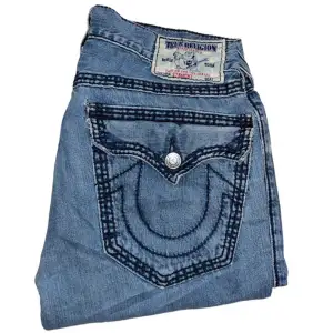 True Religion jeans Straight fit, triple stitch. W33. Små Lagningar (bild 3) [Ytterbenslängd 96cm] [Innerbenslängd 74cm] [Midja 45cm] [Benöppning 22cm]