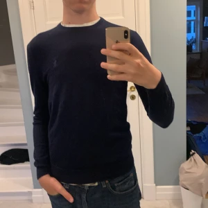 Ralph lauren tröja  - Säljer min raffetröja pga av att den är för liten. Aldrig använd och skicket är 8/10 det är merino wool. Nypris 1,500 mitt pris 700! Pris kan diskuteras! Har ni funderingar fråga bara!