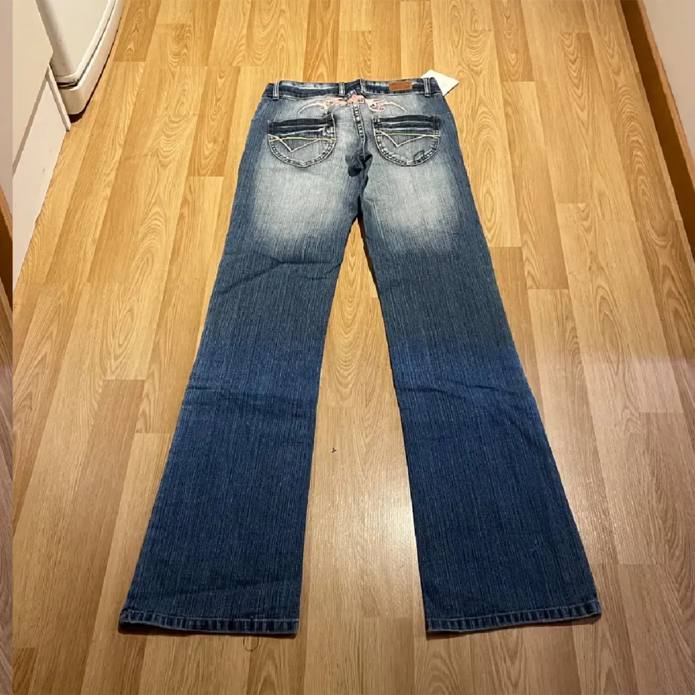 Jättesnygga vintage lågmidjade crazy age jeans! Storlek 27❤️ . Jeans & Byxor.