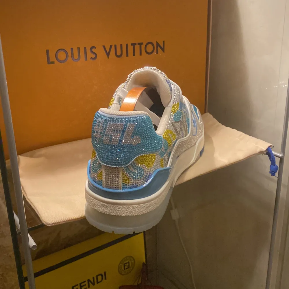 Detta är ett par sällsynta skor från Louis Vuitton, Unika aldrig använda och helt fräscha  Box, dust bag osv medföljer . Skor.