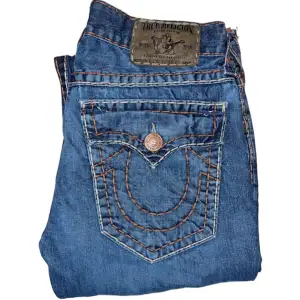 True Religion jeans Ricky fit, Super T stitch. W34 [Ytterbenslängd 112cm] [Innerbenslängd 82cm] [Midja 45cm] [Benöppning 23cm]