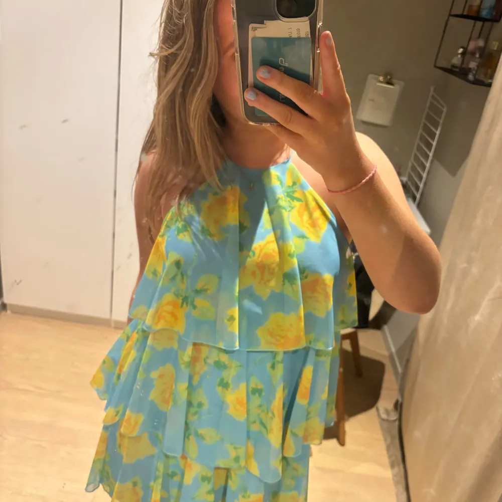 söt volangklänning från zara. aldrig använd i storlek M. skriv om fler bilder önskas🩷🩷. Mekot.