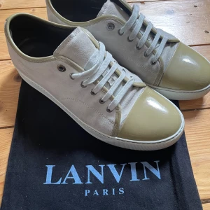 Lanvins  - Ett par unika lanvins i bra skick. Färgen är off white mustard. Skorna är i väldigt bra skick och knappt några tecken på användning. Enda og som medföljer är dustbag.   Nypris: 4200 Mitt pris: 1800   Kan även byta!