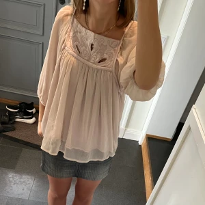 Rosa volangblus  - Rosa/beige volangblus från Repeat i storlek M. Använd gärna köp nu!