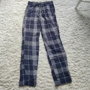 Mörkblåa pyjamasbyxor från KappAhl. Säljer då de är för korta på mig som är 175🥲🥲 Skriv för fler bilder 