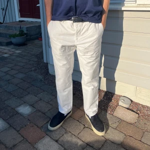 Incotex bomullsbyxor - Ett par mycket fina bomullsbyxor som är perfekta för varma sommardagar! Skicket på byxorna är 9 av 10. Innerbenslängden på byxorna är 74cm och måttet på midjan är 84cm. Modellen är 175cm och väger 62kg.