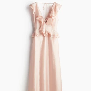 Super fin klänning🌸 - Säljer en jätte fin långklänning från hm som tyvärr var för stor för mig. Den är helt ny och slutsåld på hemsidan, nypris var 700❣️