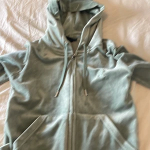 Juicy kofta i färgen chinois green i strl XS - Använd Max 1 gång å har nyss tagit bort prislappen, använder inte eftersom den är lite liten på mig. I strl XS sitter bra i armarna på mig som är lång. Nypris 1,300 säljer för 800