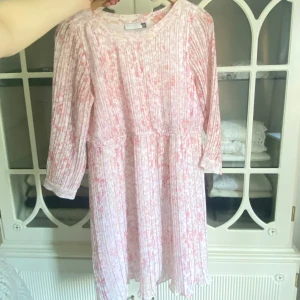 Anine Bing klänning  - Trekvartsärmad och perfekt till midsommar!Använd 2 gånger så är i bra skick. Säljer för att jag inte får tillfälle för att använda den, skriv privat för mer info🤍