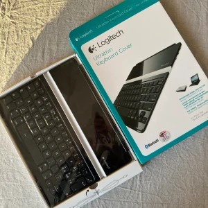 Tangentbord/cover till iPad  - Säljer nu detta tangentbord/cover till iPad. Oklart när det är köpt men det har legat i kartong. Endast tangentbord och kartong medföljer. 