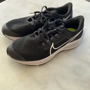 Säljer mina Nike löparskor som tyvärr blivit för små, jag har använt dem ca 3 gånger och dem ser nästan helt nya ut