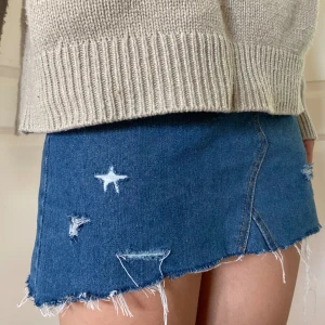 Jeanskjol - Säljer denna jeanskjol med så söta slitningar ⭐️Åker bort 11 Juni, kan skicka och mötas upp innan dess.