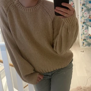 Stickad tröja med glitter  - Stickad tröja som glittrar, knappt använd och är i bra skick. Hyfsat stor så passar även M. 