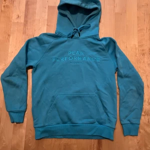 Peak performance hoodie dam - Storlek M    Använd 1-2 gånger, i nyskick 