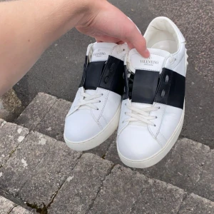 Valentino  - Säljer nu ett par riktigt fräscha valentino opens i storlek 41,5. Skicket på de är 9/10 då de finns nån liten flaw på de men annars nästan som nya! Har ej kvitto men äkthetsbevis finns. Tveka inte på att höra av dig🙌🏻