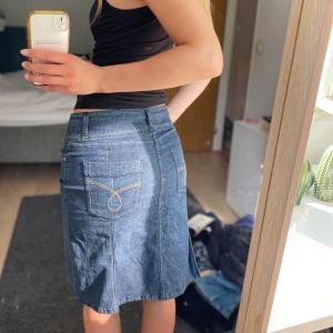 Jeanskjol - Supercool midi jeanskjol med snygga fickor💓