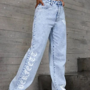Jeans - Säljer dessa jeans som inte har kommit till användning, jeansen är beställda i större storlek för att vara baggy 💞