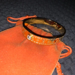 LV guldplätterat rostfritt briljantlås - Sparsamt använt. Inga repor. Alla stenar kvar. Monogram. Strl s-m. Riktigt vacker accesoar. Alla detaljer finns