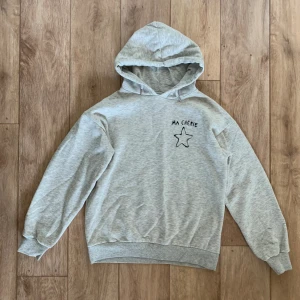 Ljusgrå grå Ma Cherie hoodie luvtröja huvtröja Gina Tricot Young slutsåld Stockholmstil - Bra skick, lite luddigare än nyskick. Storlek 146/152!