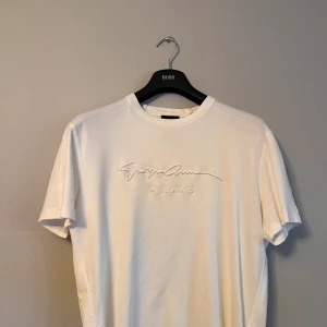 Giorgio Armani T-shirt - Storlek 52, fint skick 
