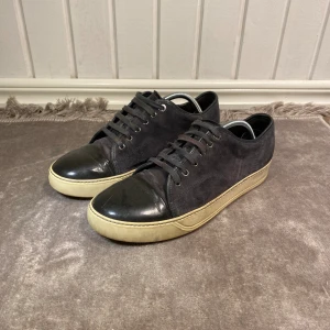 Lanvins - Säljer dessa lanvin cap toe skorna. Skick: 7,5/10. Nypris = 4 300kr. Storlek: uk8 (passar ca 43). Tveka inte på att höra av er om ni har några frågor eller funderingar!