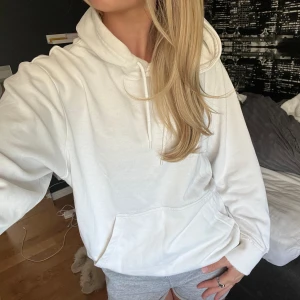 Vit hoodie!! - Super skön vit hoodie, anmärkningar ses på bilderna. 