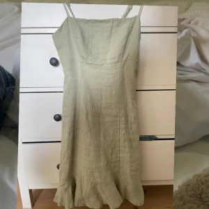 Oliv/ ljusgrön klänning med volang - Oliv/ ljusgrön sommarklänning med volang från Gina tricot som köptes 2022. Använd typ 2 gånger. Bra skick. Skriv för fler bilder eller annat💕