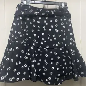 En jätte fin kjol med shorts under jätte fin o bekväm 🖤skick 9/10(pris går att diskutera) 