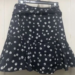 Kjol med shorts  - En jätte fin kjol med shorts under jätte fin o bekväm 🖤skick 9/10(pris går att diskutera) 