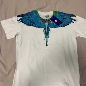 Marcelo burlon t-shirt - Helt ny Marcelo burlon t shirt, perfekt till sommaren. Storlek M