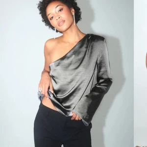 One shoulder blus - Säljer min superfina blus från Gina tricot som inte finns att köpa längre. Endast använd 2 gånger så i nyskick!