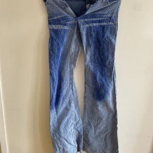 Jeans  - Coola jeans i manchester  Saknar dragkedja  ‼️Små i storleken 
