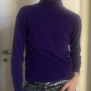Turtelneck  - Fin lila turtelneck! I storlek m  Lite liten i storleken så skulle säga en small 