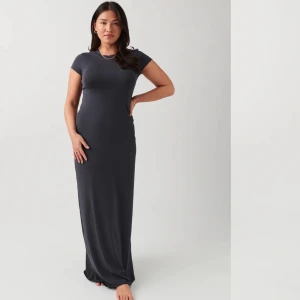 Maxi t -shirt dress  - Klänningen är ifrån Gina mörk grå i färgen  Storlek XS men den är väldigt stretchig så den passar mellan XS - M.  Original pris 359 kr säljer den för 280 kr 