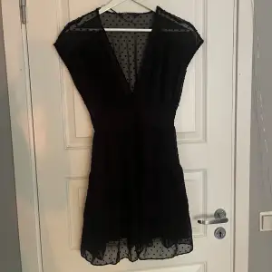 Säljer denna fina svarta klänning ifrån zara då den inte längre kommer till andvändning!
