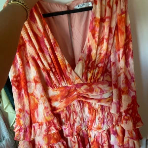 Sanna Jörnvik x NAKD klänning - Aldrig använd! Storlek 36😇