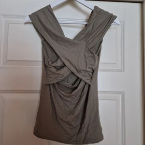 Topp  - Topp från gina tricot i militärgrön/olivgrön. Sååå fin 🥰