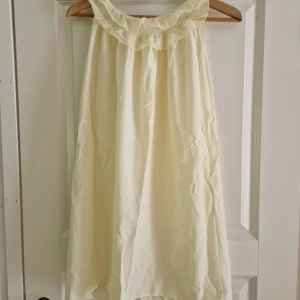 Vintage klänning - Vintage klänning/nattlinne. Ljusgul💛 står varken märke eller storlek men skulle gissa på xs-s 