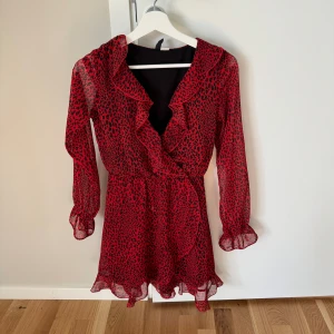 Volangklänning - Jätte fin volang klänning i storlek 32. Bra skick. Leopardmönster nu