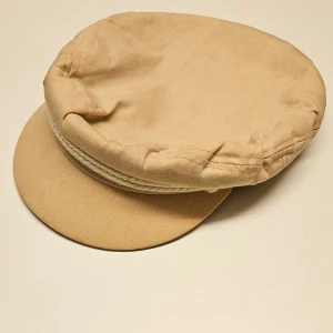 Sommarkeps - Tunn beige keps. Storlek Small.  45kr eller byte med annat. Möts i götbeorg. Använd några gånger. Fräsch