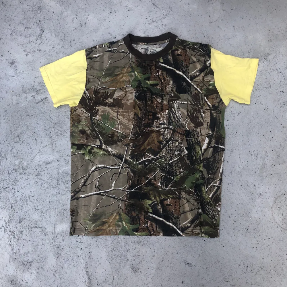 Realtree t-shirt med gula sleeves.  Size L. . T-shirts.