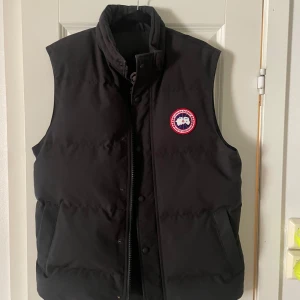 Canada goose väst  - Hej säljer min canada gose väst den är äkta och den har inga skador. Kvitto finns på den så man ser att den är äkta.