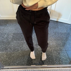 Mjukisbyxor i velour - Mjuka och sköna byxor i mjukt velour från free/quent.