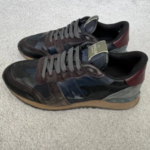 Valentino Rockrunner - Hej! Säljer nu dessa riktigt snygga Valentino Rockrunners i en sjukt snygg färg! | Storlek: It 40, motsvarar eu 41 | Skick 9/10 | Nypris: 8500kr, Säljs för 1799kr | Allt og tillkommer