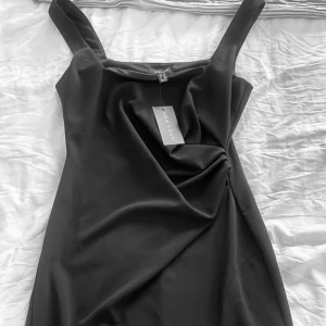 Svart Klänning - Helt ny & oanvänd med lapp kvar♡ Fina detaljer och slits♡ Storlek 40 men pasar även M♡ Skicka gärna prisförslag♡ Frågor? Kontakta mig, svarar snabbt♡ 