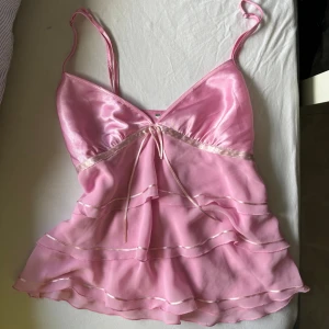 Rosa volang topp - Säljer min super söta topp med volanger! Köpt här på plick.