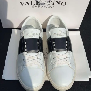 Valentino open - Hej! Säljer ett par super snygga valentino open skor! Skorna är i riktigt bra skick och finns inga defekter! Medföljer valentinopåse och papper😊storlek 40. Säljer för endast 850kr!