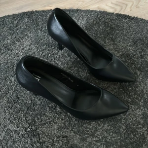 Pumps  - Pump i storlek 38 som praktiks taget är nya. Endast använt 1 gång inomhus. Klackhöjd 7,5 cm. 