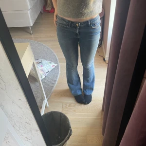 Lågmidjade jeans - Super snygga lågmidjade bootcut jeans från vero Moda! (Oanvända)